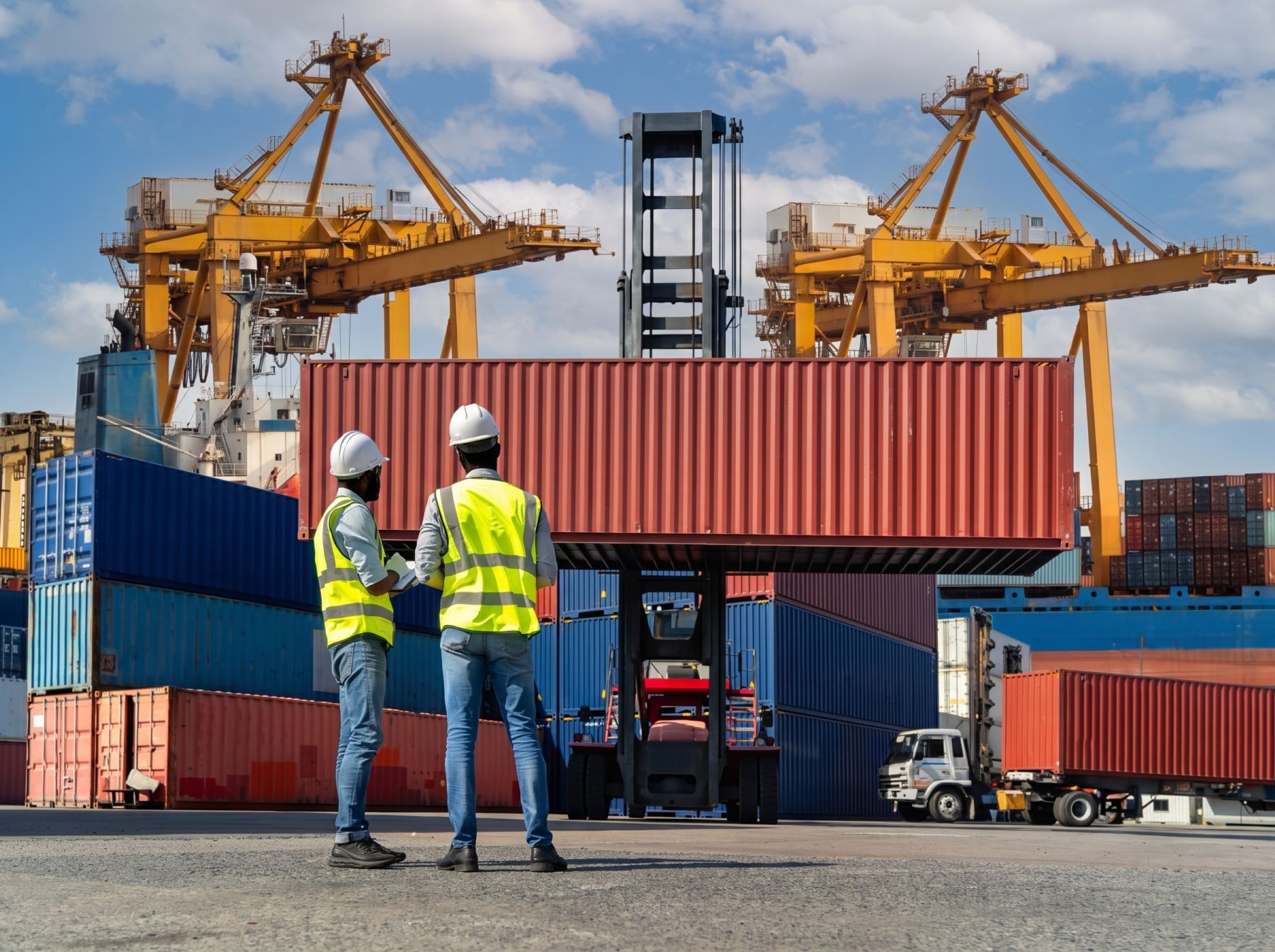 Professionnels de la logistique sur un terminal portuaire
